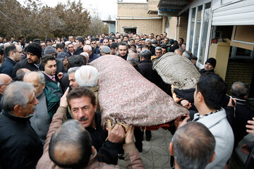 ایرنا - سنندج - مراسم تدفین دو تن از جانباختگان سانحه هوایی پرواز تهران - کی یف به نام های دکتر آروین مرتب و دکتر آیدا فرزانه که در سانحه هوایی هواپیمای بوئینگ ۷۳۷ شرکت هواپیمایی اوکراین به شهادت رسیده بودند با حضور اقشار مختلف مردم و مسوولان در بهشت محمدی سنندج برگزار شد.