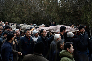 ایرنا - سنندج - مراسم تدفین دو تن از جانباختگان سانحه هوایی پرواز تهران - کی یف به نام های دکتر آروین مرتب و دکتر آیدا فرزانه که در سانحه هوایی هواپیمای بوئینگ ۷۳۷ شرکت هواپیمایی اوکراین به شهادت رسیده بودند با حضور اقشار مختلف مردم و مسوولان در بهشت محمدی سنندج برگزار شد.