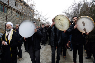 ایرنا - سنندج - مراسم تدفین دو تن از جانباختگان سانحه هوایی پرواز تهران - کی یف به نام های دکتر آروین مرتب و دکتر آیدا فرزانه که در سانحه هوایی هواپیمای بوئینگ ۷۳۷ شرکت هواپیمایی اوکراین به شهادت رسیده بودند با حضور اقشار مختلف مردم و مسوولان در بهشت محمدی سنندج برگزار شد.