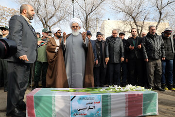 ایرنا - زنجان - پیکر مطهر شهیده «الناز نبیی» یکی از شهدای حادثه هوایی تهران- کی یف با حضور پرشکوه اقشار مختلف مردم و مسؤولان استان زنجان روز پنجشنبه در این شهر تشییع شد. 