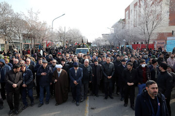 ایرنا - زنجان - پیکر مطهر شهیده «الناز نبیی» یکی از شهدای حادثه هوایی تهران- کی یف با حضور پرشکوه اقشار مختلف مردم و مسؤولان استان زنجان روز پنجشنبه در این شهر تشییع شد. 