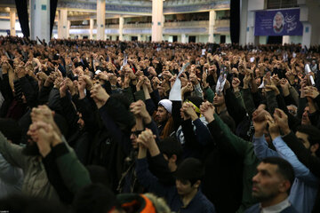 ایرنا - تهران - در آستانه سالگرد پیروزی انقلاب اسلامی و در طلیعه گام دوم انقلاب، نماز جمعه این هفته تهران به امامت حضرت آیت‌الله العظمی خامنه‌ای رهبر معظم انقلاب اسلامی و با حضور پرشور مردم بصیر و انقلابی در مصلی امام خمینی (ره) برگزار شد.