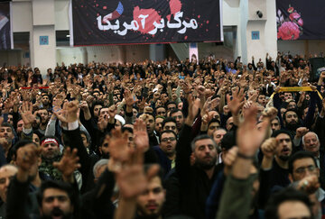 ایرنا - تهران - در آستانه سالگرد پیروزی انقلاب اسلامی و در طلیعه گام دوم انقلاب، نماز جمعه این هفته تهران به امامت حضرت آیت‌الله العظمی خامنه‌ای رهبر معظم انقلاب اسلامی و با حضور پرشور مردم بصیر و انقلابی در مصلی امام خمینی (ره) برگزار شد.