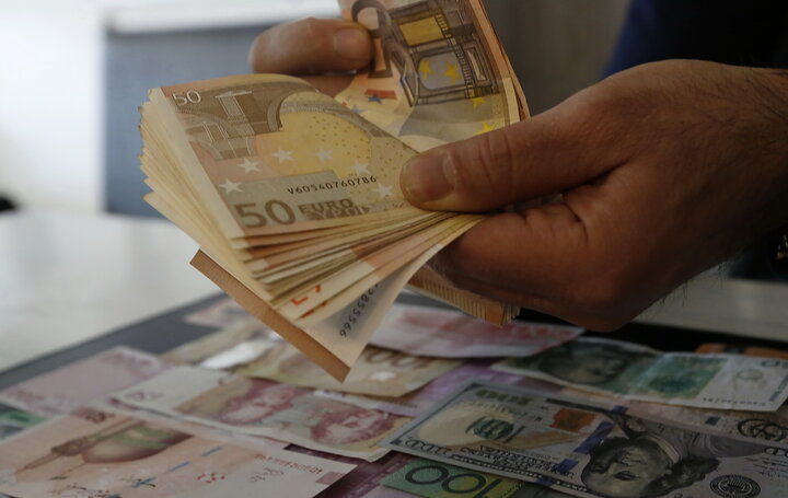 نرخ رسمی یورو و ۱۹ ارز کاهش یافت 