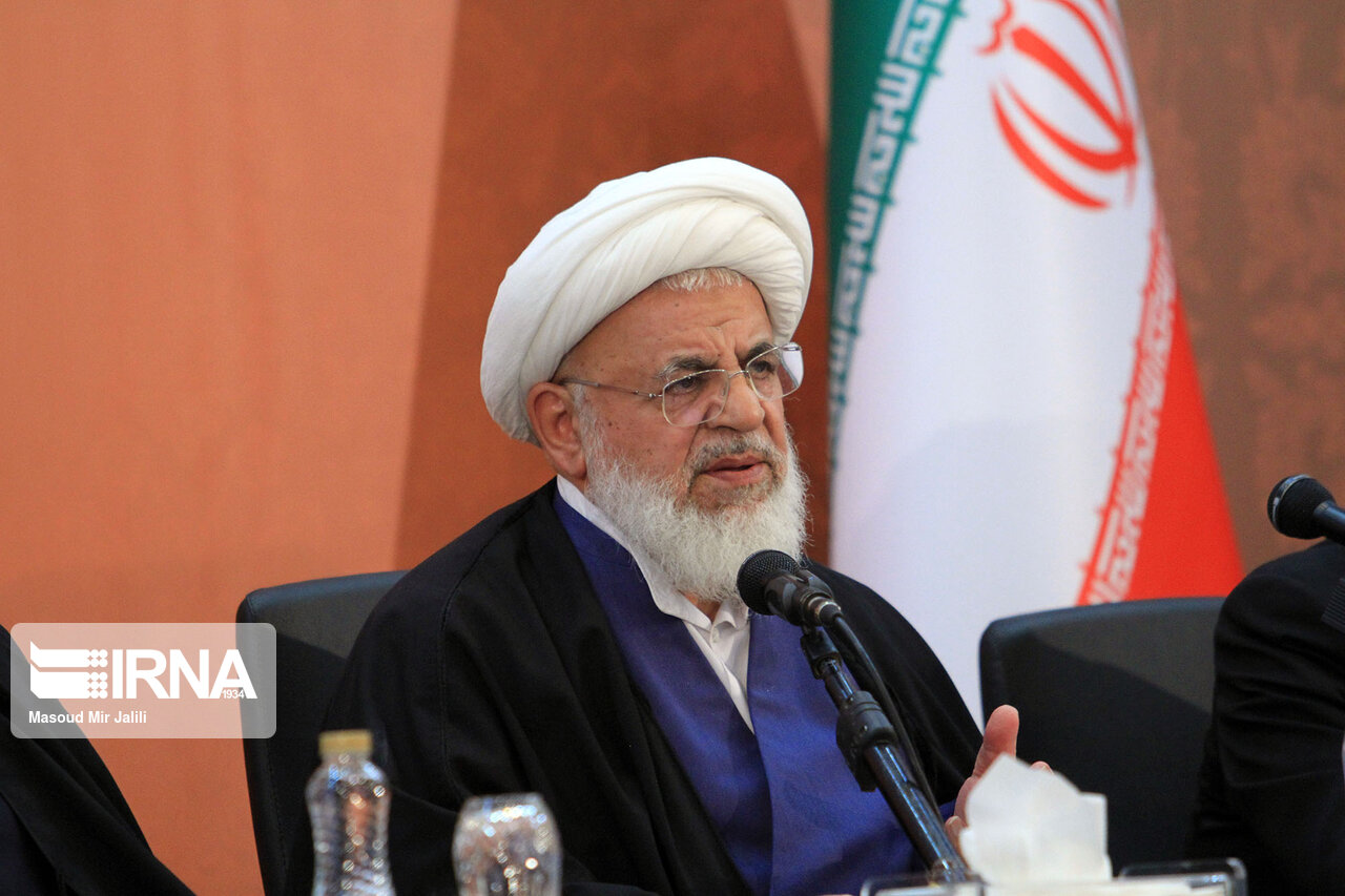 امام جمعه یزد: کم توجهی به تربیت دینی رویکرد آموزش غربی است