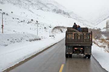 برف مانع تردد در جاده‌های همدان نشده‌است
