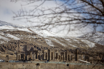 بارش برف در مجموعه جهانی تخت جمشید