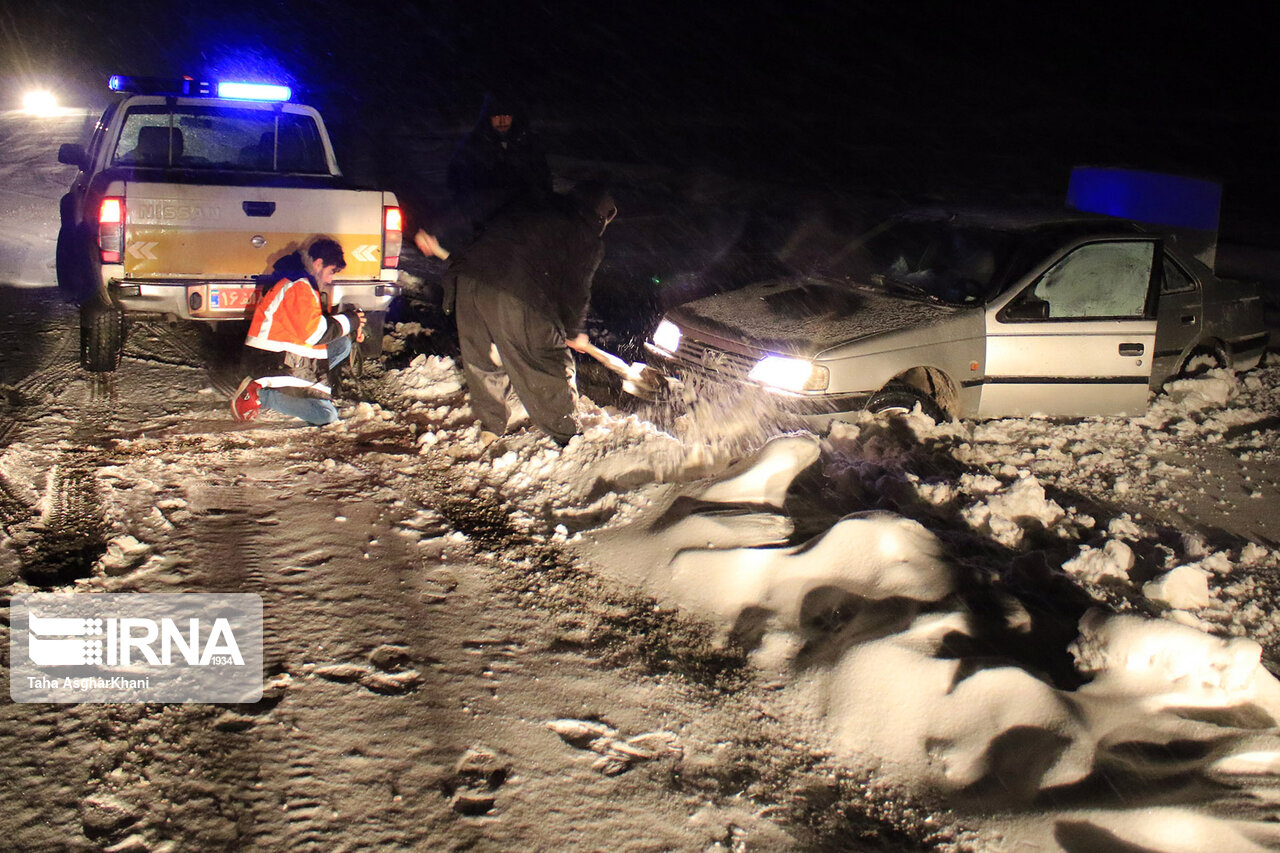 ۵۷ خودرو گرفتار برف و کولاک در گناباد کمک‌رسانی شدند