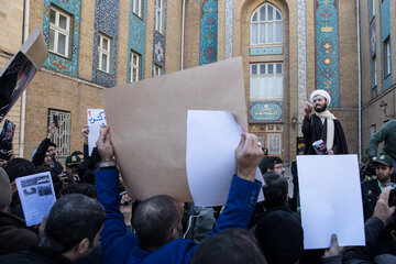 تجمع عده ای مقابل وزارت امور خارجه