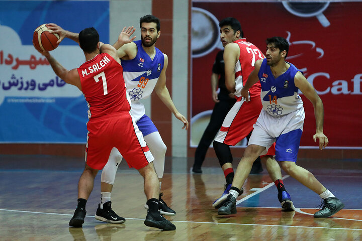 مسابقه بسکتبال آویژه صنعت پارسای مشهد و شهرداری قزوین