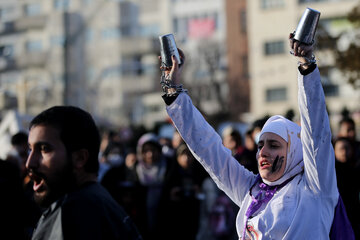 ایرنا - تهران - نمایش خیابانی «زنی اینجا نمانده» به کارگردانی افشین خدری از سنندج، عصر چهارشنبه در پنجمین روز از سی و هشتمین جشنواره بین‌المللی تئاتر فجر در محوطه تئاتر شهر اجرا شد.