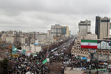 ایرنا-مشهد - همزمان با سراسر کشور چهل و یکمین حضور پر شکوه مردم مشهد در راهپیمایی ۲۲ بهمن رقم خورد. عکاس: محسن بخشنده