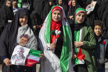 ایرنا-شهرکرد- مراسم راهپیمایی یوم الله ۲۲ بهمن و بزرگداشت سالگرد پیروزی شکوهمند انقلاب اسلامی روز سه شنبه همزمان با سراسر کشور در شهرکرد برگزار شد.عکاس: احمد ریاحی دهکردی