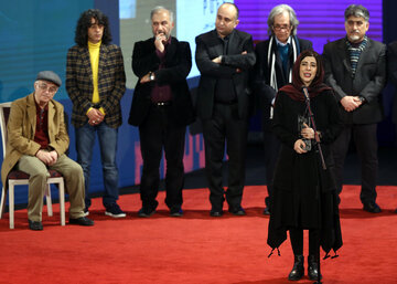 سیمرغ بلورین بهترین بازیگر نقش اصلی زن: نازنین احمدی برای فیلم ابر بارانش گرفته