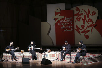 ایرنا - تهران - در سومین شب سی و پنجمین جشنواره موسیقی فجر، اجرای گروه موسیقی «کوارتت تار» به سرپرستی «علی اصغر عربشاهی» در تالار رودکی به روی صحنه رفت.عکاس : عبد الله حیدری