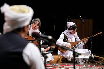 ایرنا- تهران- تصویر، اجرای گروه «سرو خراسان» در چهارمین شب اجراهای سی و پنجمین جشنواره موسیقی فجر را که عصر شنبه در حوزه هنری انجام شد؛ نشان می‌دهد. هنرمندان این گروه، عزیر تنها، محمد قیوم امینی و امین قیومی هستند.
