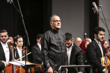 رهبر ارکستر سمفونیک تهران: نواختن قطعات پیچیده ارکسترها را ارتقاء می‌دهد