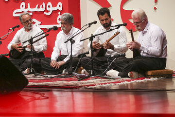 اجرای گروه تنبور دالاهو در پنجمین شب جشنواره موسیقی فجر