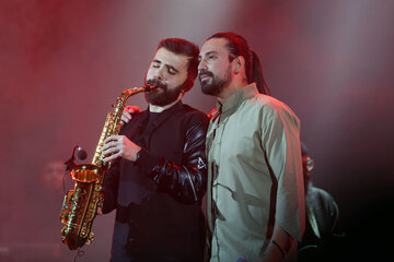 اجرای امیرعباس گلاب در شب پنجم جشنواره موسیقی فجر