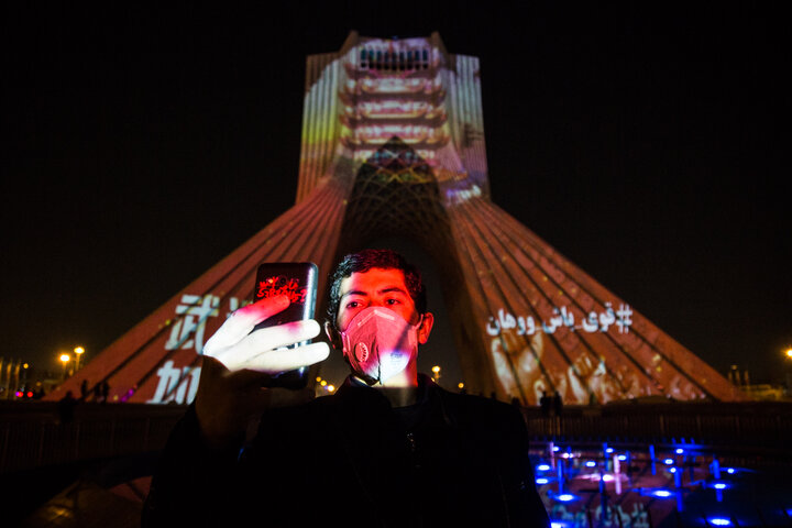 اکران تصاویر نماد همدردی با چین بر برج آزادی