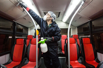 ایرنا - تهران - تصویر نمایی از مراحل ضد عفونی کردن اتوبوس های تهران را شامگاه پنجشنبه برای جلوگیری از شیوع ویروس کرونا نشان می دهد. 
