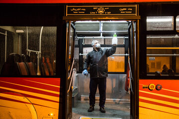 ایرنا - تهران - تصویر نمایی از مراحل ضد عفونی کردن اتوبوس های تهران را شامگاه پنجشنبه برای جلوگیری از شیوع ویروس کرونا نشان می دهد. 
