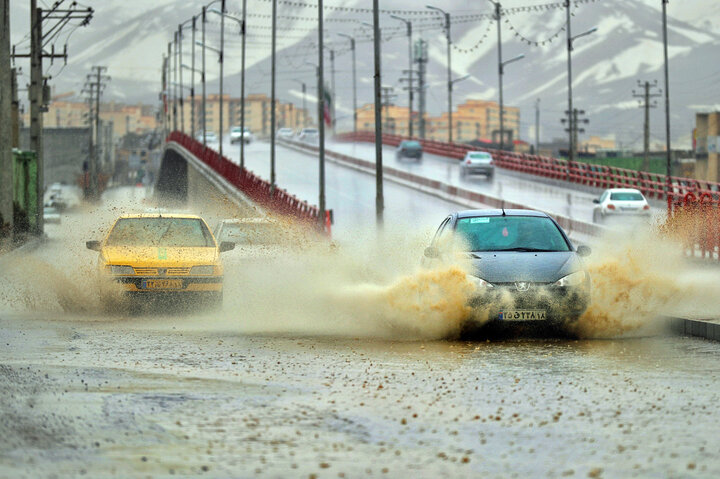بارش باران معابر برخی شهرهای استان کرمانشاه را دچار آبگرفتگی کرد