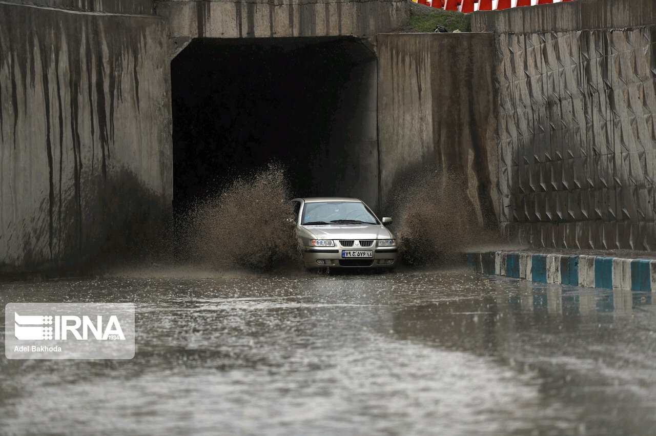 آبگرفتگی معابر و خیابان ها در همدان بدنبال بارش شدید باران+فیلم