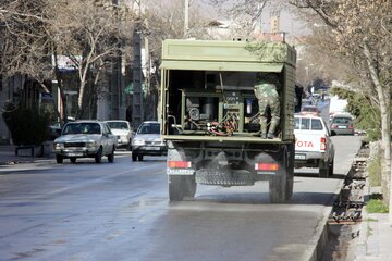 ضد عفونی خیابان های بروجرد توسط گروه 24 بعثت سپاه