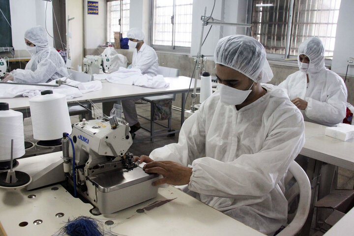 تولید روزانه ۱۳۱ هزار ماسک درکارگاه‌های کمیته امداد خراسان رضوی