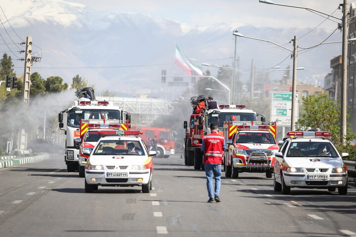 ضد عفونی معابر مناطق ۱۴و ۱۵ تهران توسط آتش نشانی