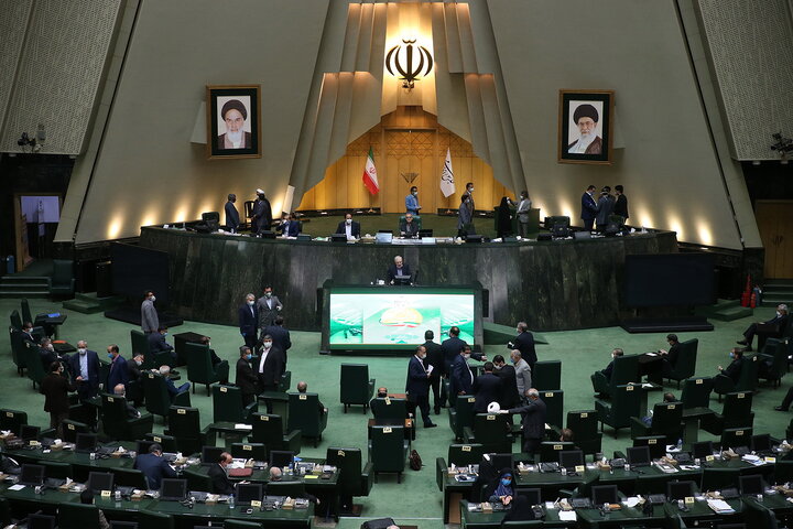 لاریجانی در آخرین جلسه علنی مجلس سخنرانی می‌کند