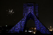 La Torre Azadi se ilumina por el aniversario del nacimiento del Salvador Prometido