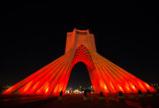Azadi-Turm leuchtet rot zum Welttag für Hämophilie 