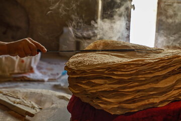 پخت نان خانگی در سمیرم