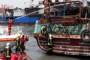 Los bomberos de Bandar Abbas luchan intensamente para sofocar las llamas de un viejo pesquero 