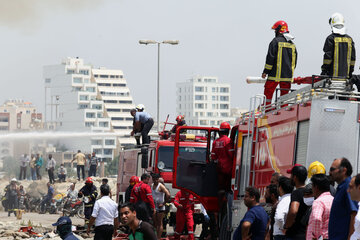 Los bomberos de Bandar Abbas luchan intensamente para sofocar las llamas de un viejo pesquero 