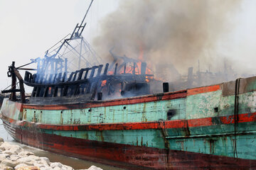 Feuer auf einem alten Fischerboot im Süden Irans 