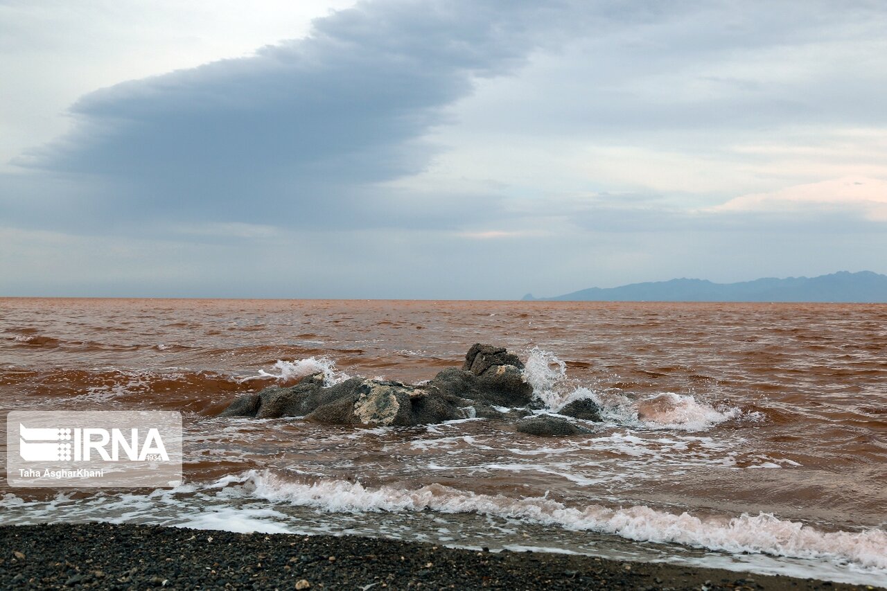 حجم آب دریاچه ارومیه همچنان فراتر از 5 میلیارد مترمکعب