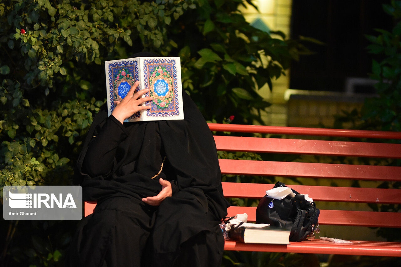 دستهای نیاز و بندگی سمنانیها در اولین شب قدر به آسمان بلند شد دستهای نیاز و بندگی سمنانیها در اولین شب قدر به آسمان بلند شد