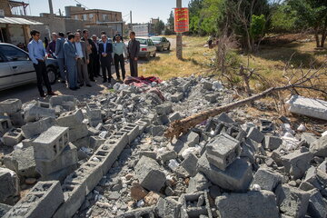 بازدید مسئولان قضایی و شهردار کرمانشاه از آلونک تخریب‌شده «آسیه پناهی»