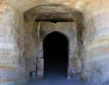 Histórico templo del fuego y cementerio de Qadamgah 