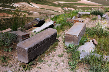 Histórico templo del fuego y cementerio de Qadamgah 