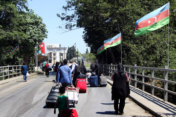 بازگشت اتباع جمهوری آذربایجان از مرز آستارا به کشور خود