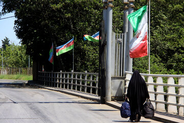 بازگشت اتباع جمهوری آذربایجان از مرز آستارا به کشور خود
