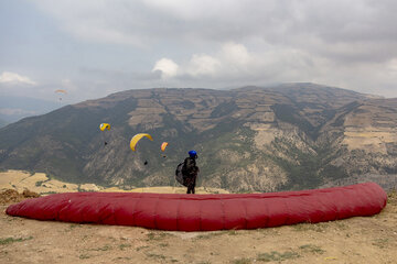 Iran : promenades en parapente dans les plaines de Minoudacht au nord

