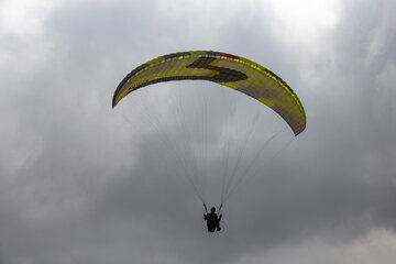 Iran : promenades en parapente dans les plaines de Minoudacht au nord

