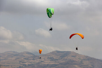 Iran : promenades en parapente dans les plaines de Minoudacht au nord

