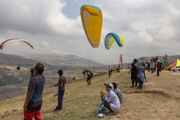 Iran : promenades en parapente dans les plaines de Minoudacht au nord

