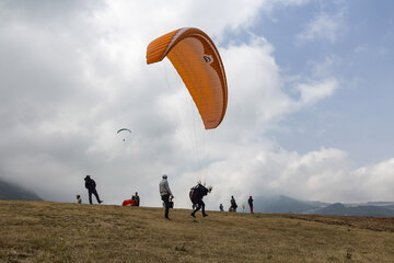 Iran : promenades en parapente dans les plaines de Minoudacht au nord

